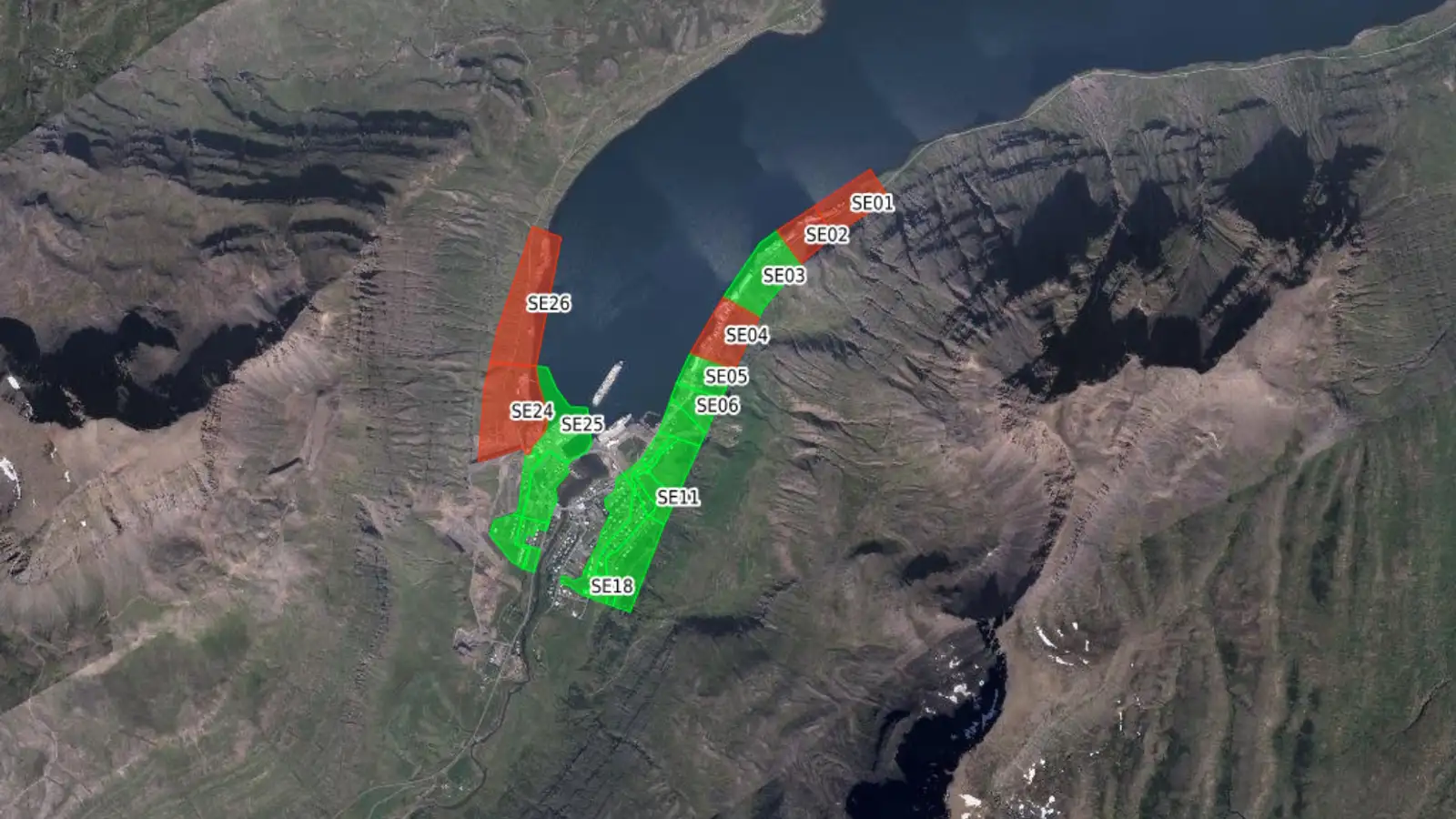 Rýmingar enn í gildi og beðið eftir betra skyggni til fjalla