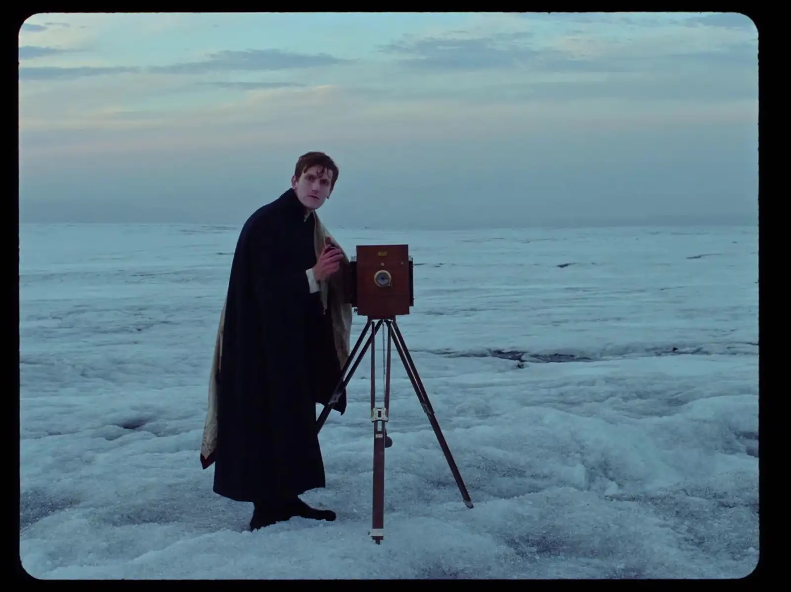 Elliot Crosset Hove í hlutverki sínu sem presturinn Lucas í kvikmyndinni Volaða land.