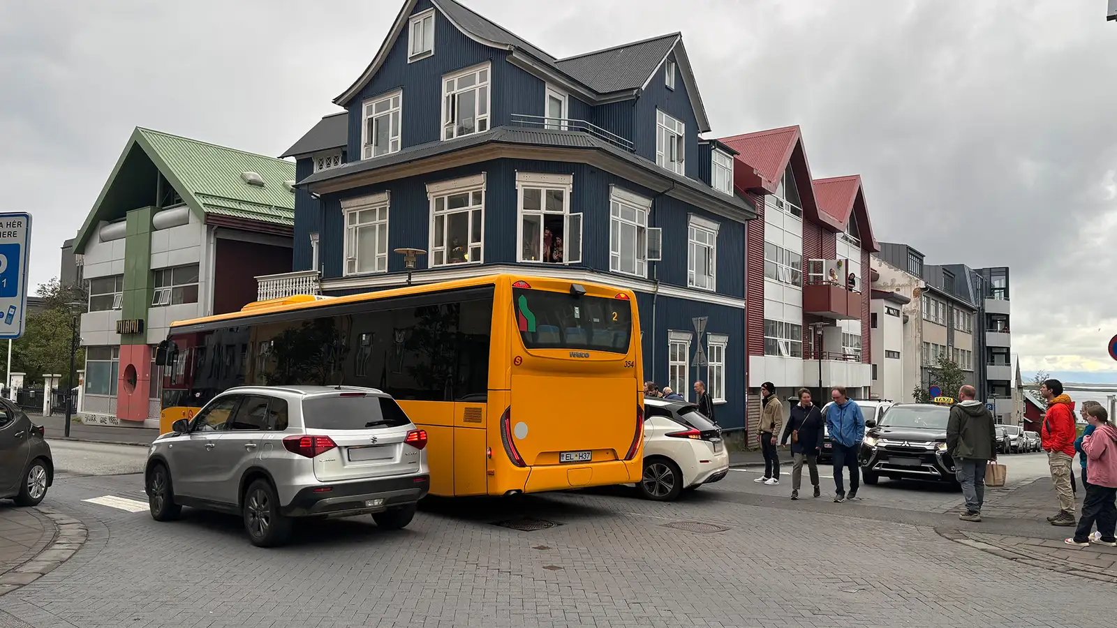 Fólksbíl ekið á strætó í miðborginni - RÚV.is