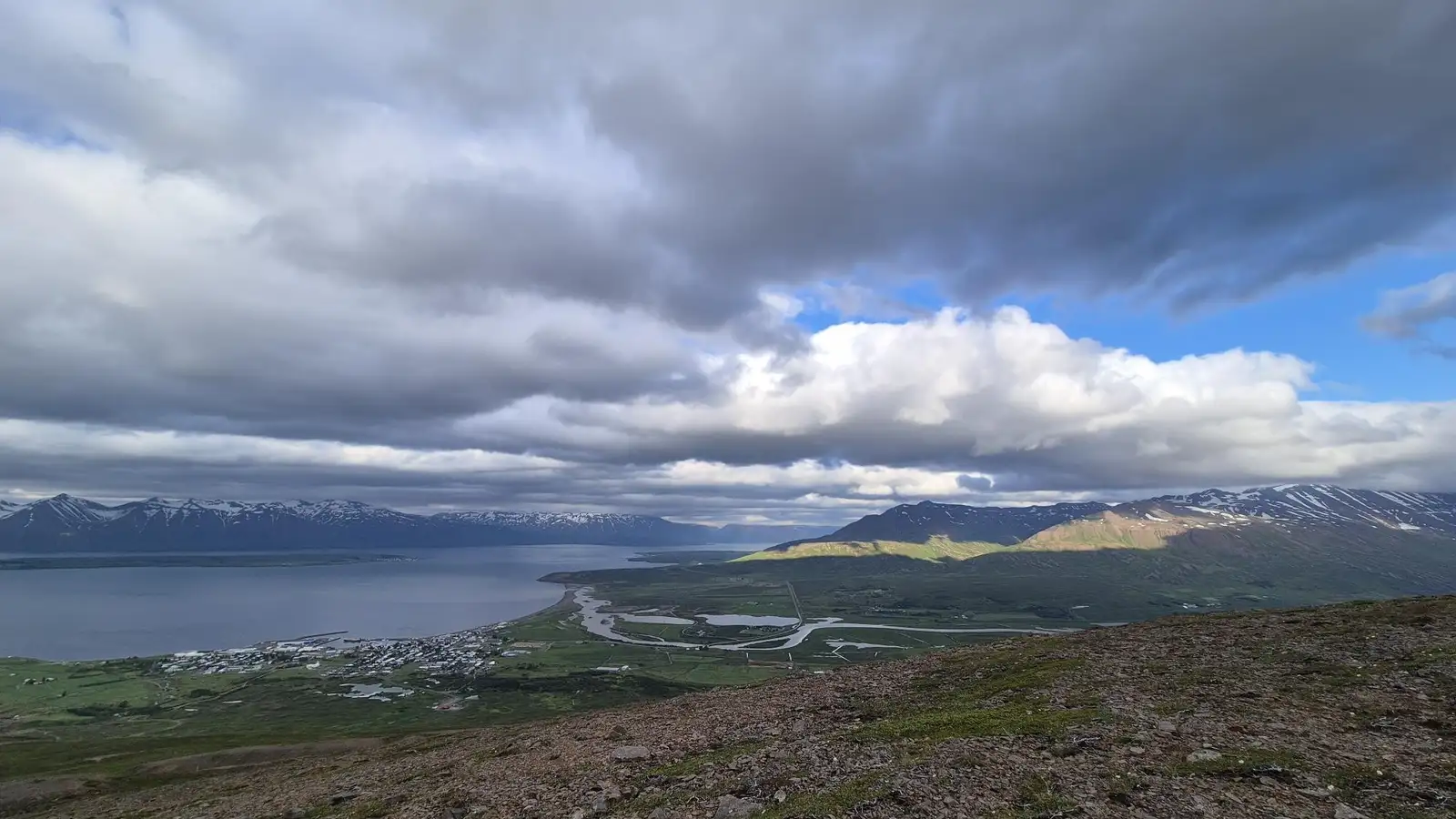 Hægur vindur og skýjað víðast hvar