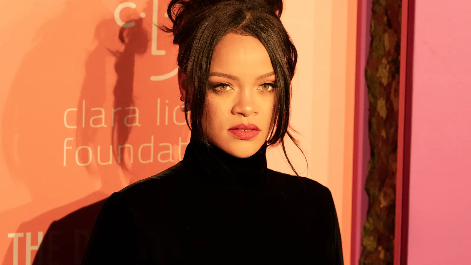 Kona handtekin grunuð um að hafa reynt að drepa Rihönnu