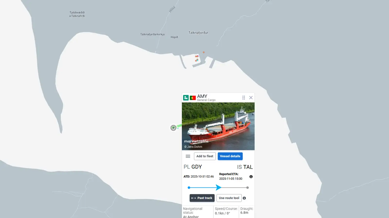 Flutningaskip rak upp undir í Tálknafirði