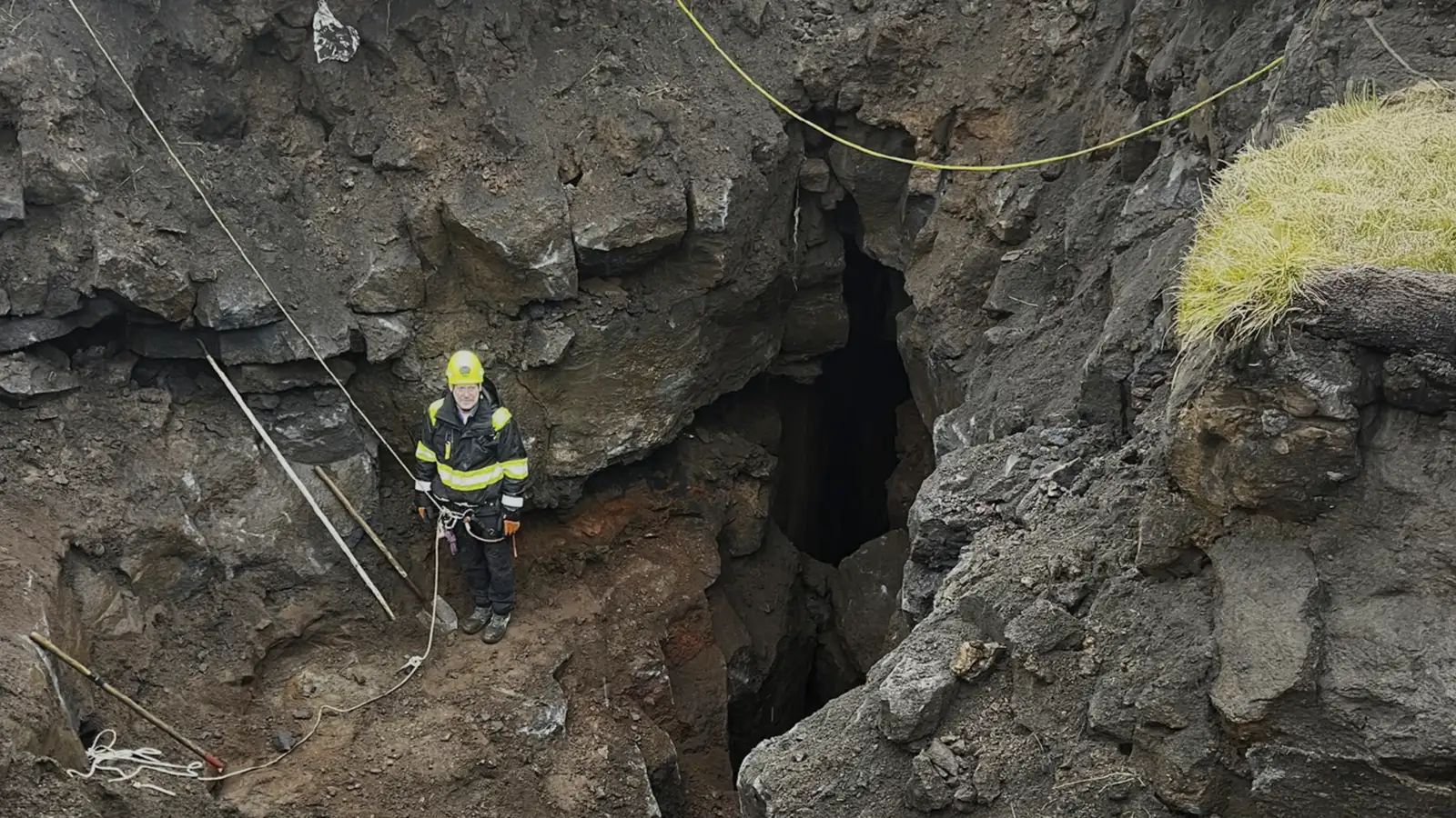 Holrými sem kom í ljós undir fótboltaæfingavelli vestan við Hópið í Grindavík. Sprungan er hluti af Stamphólsgjá. Ljósmynd úr glærukynningu verkefnisstjóra jarðkönnunar í Grindavík hjá Verkís.