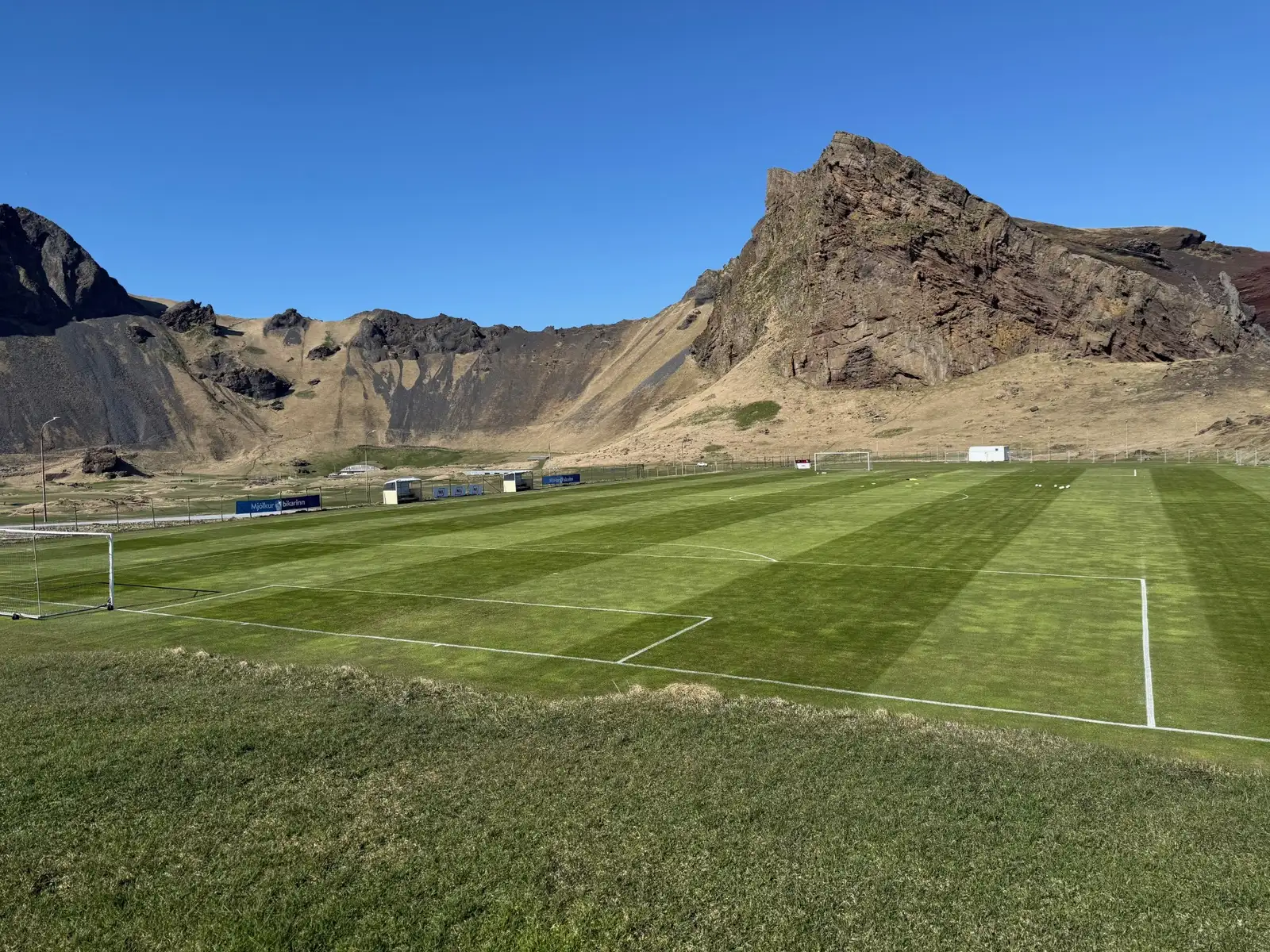 Þórsvöllur í Vestmannaeyjum fyrir bikarleik ÍBV og Víkinga 17. apríl 2025.