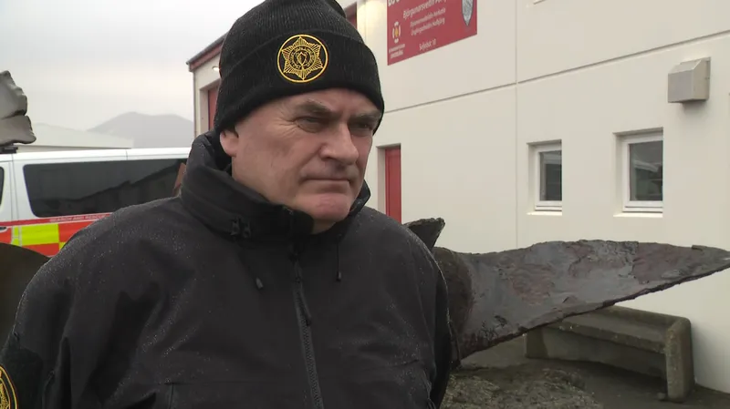 Myndin sýnir Úlfar Lúðvíksson, lögreglustjóra á Suðurnesjum, fyrir framan björgunarsveitarhúsið í Grindavík. Úlfar er í svörtum jakka með húfu merkta lögreglunni.