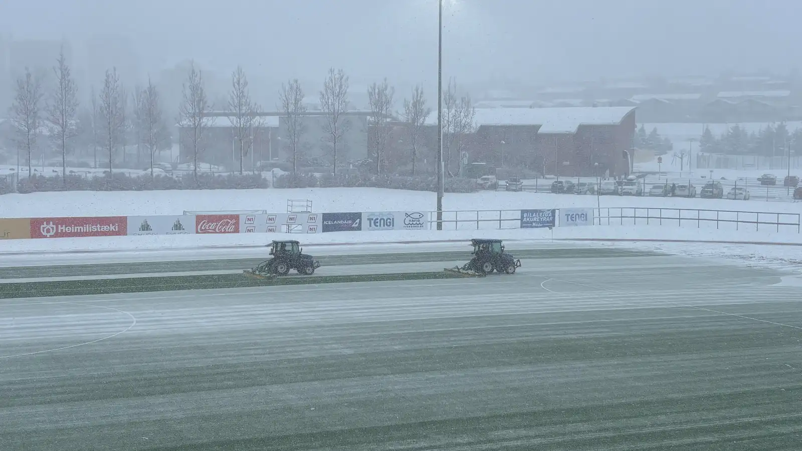 Kyngir niður snjó í Kópavogi og leik frestað