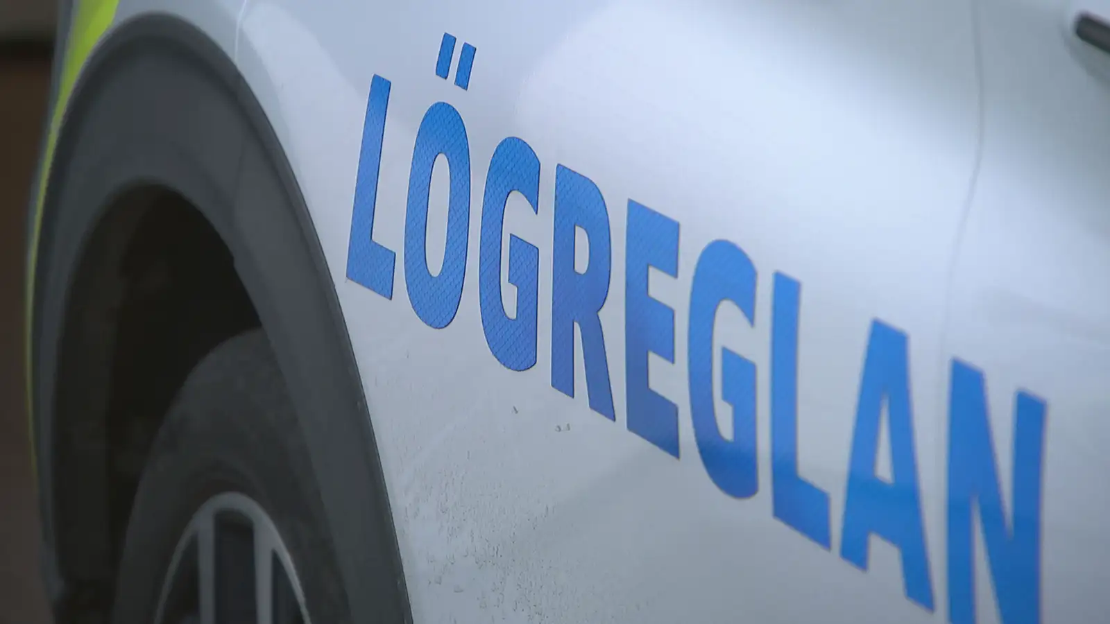 Nærmynd af merktum lögreglubíl.