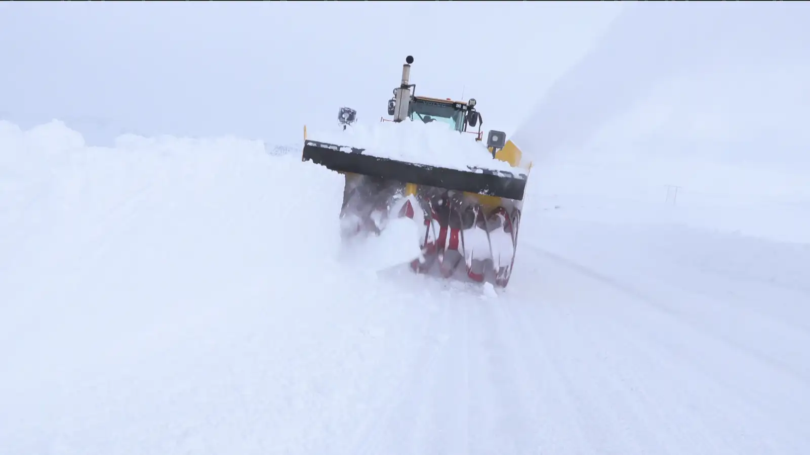 Fjarðarheiði lokuð frá því í gærkvöld