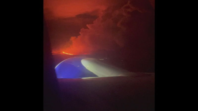 Das Feuer brach aus einem Flugzeug aus, das sich dem Flughafen Keflavík näherte.