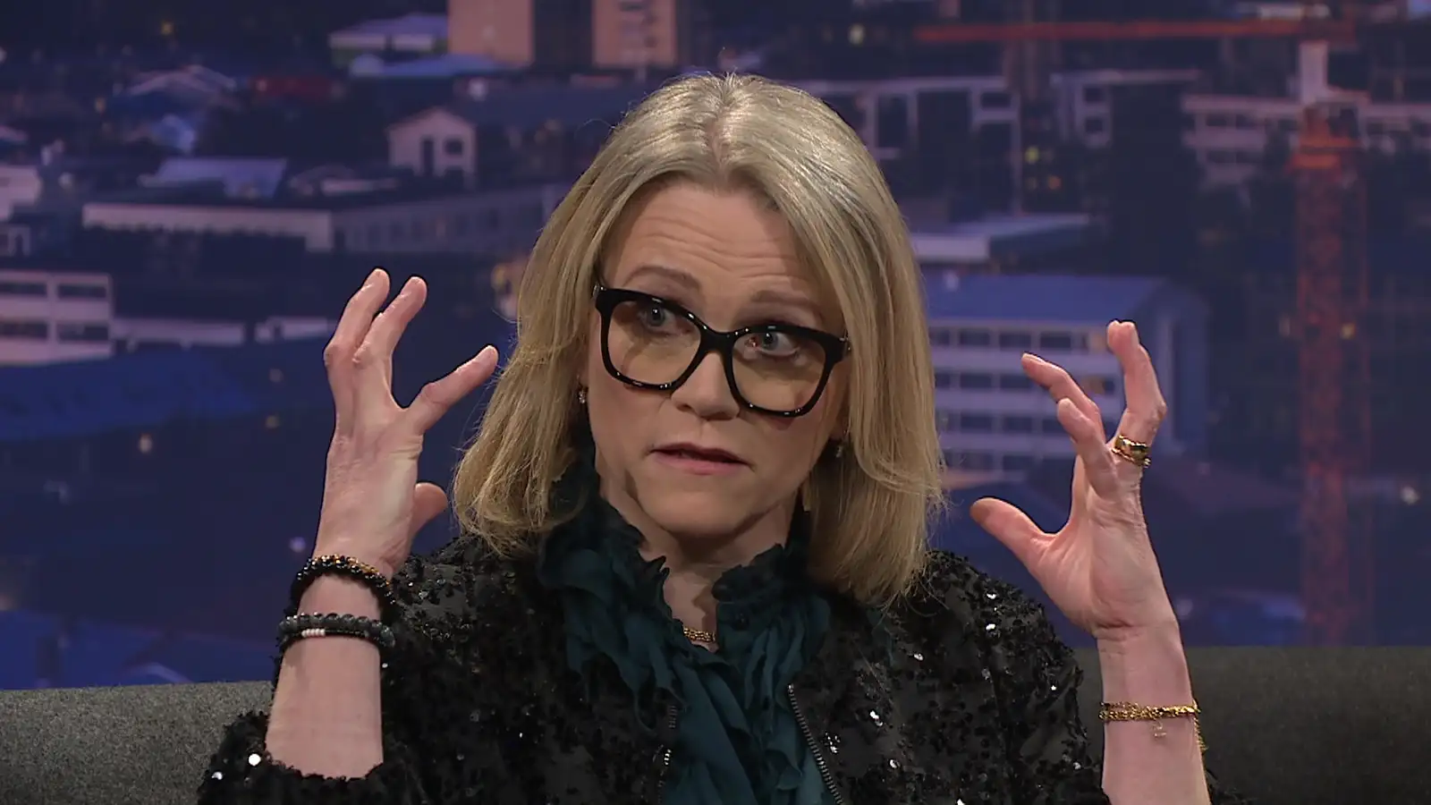 Skrifar í hettupeysu með þungarokk í eyrunum