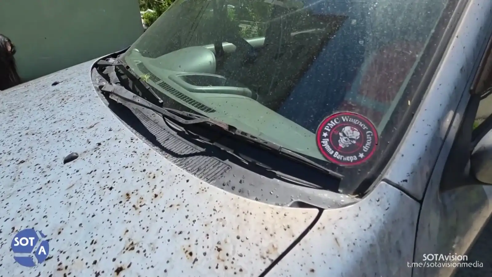 Svartir blettir, eins og rigning á bíl í Tuapse í Rússlandi. Mengun fellur til jarðar eins og rigning eftir drónaárás Úkraínumanna á olíubrigðarstöð í bænum.