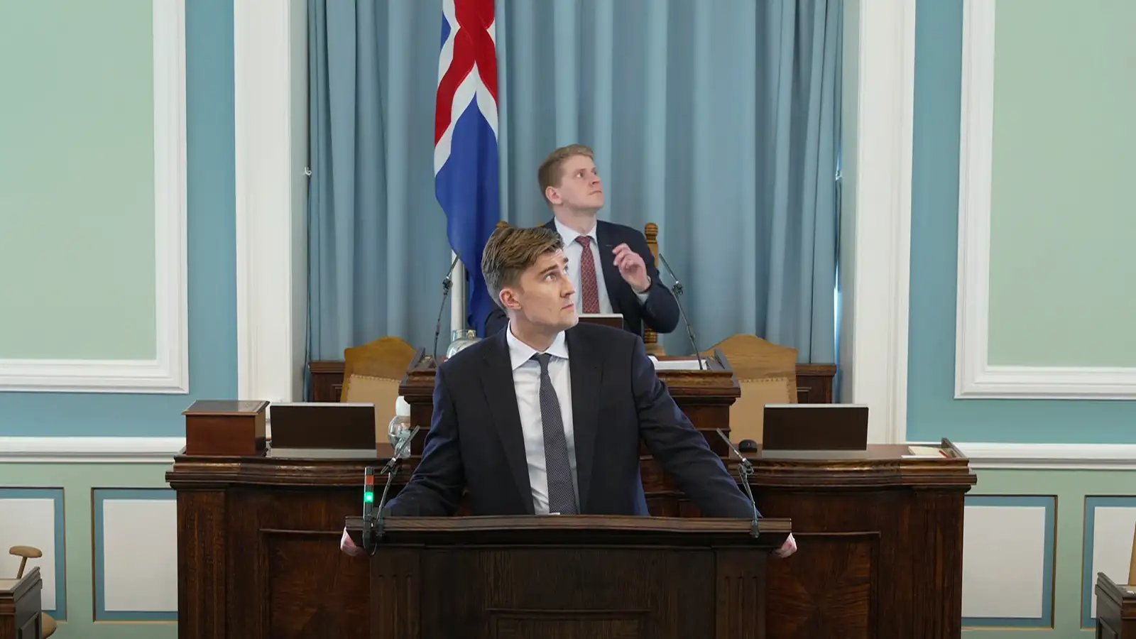 Hlé gert á þingfundi vegna mótmæla af þingpöllum
