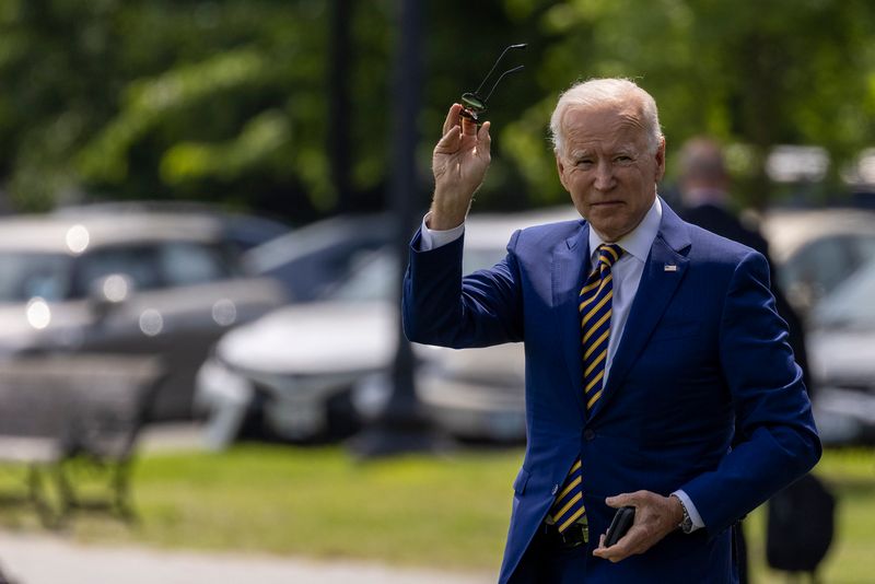 epa09284082 US President Joe Biden waves to the press as he walks to board Marine One, on the ellipse, at the White House in Washington, DC, USA, 18 June 2021. President Joe Biden will spend the weekend with family in Delaware.  EPA-EFE/TASOS KATOPODIS / POOL