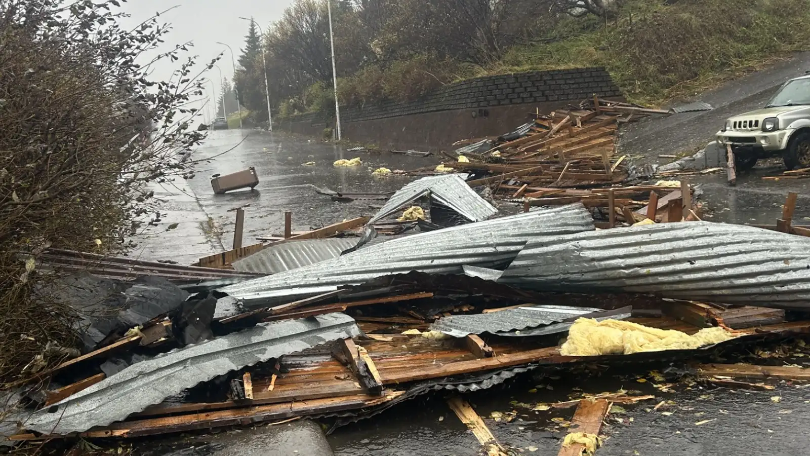 Fjúkandi þök og talsvert tjón á Siglufirði