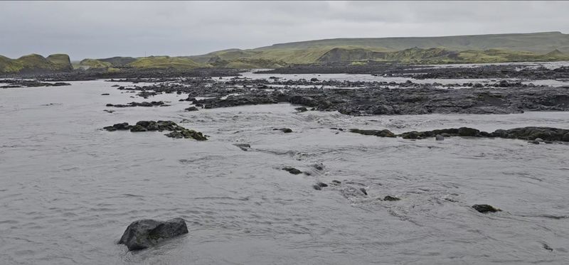 Auður Guðbjörnsdóttir hat der Nachrichtenredaktion dieses Foto geschickt, das heute Morgen um 10 Uhr an den Brücken über Skaftárdal aufgenommen wurde. Sie sagt, dass sich der Wasserstand kaum verändert habe, aber es gebe immer noch deutliche Anzeichen von fließendem Wasser und den Geruch von Schwefel am Flussufer.
