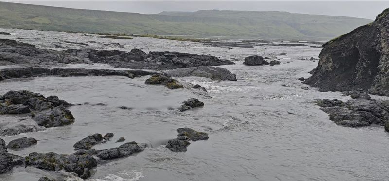 Auður Guðbjörnsdóttir hat der Nachrichtenredaktion dieses Foto geschickt, das heute Morgen um 10 Uhr an den Brücken über Skaftárdal aufgenommen wurde. Sie sagt, dass sich der Wasserstand kaum verändert habe, aber es gebe immer noch deutliche Anzeichen von fließendem Wasser und den Geruch von Schwefel am Flussufer.