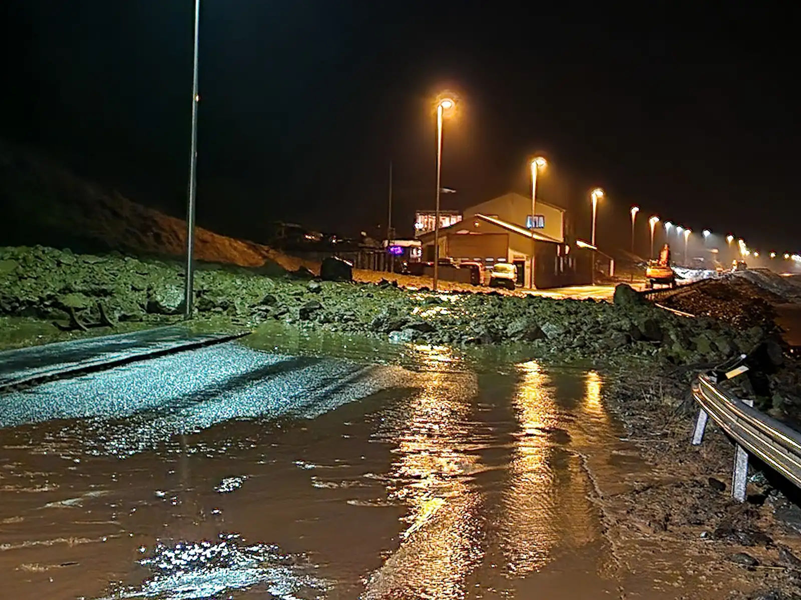 Skriða fellur úr Eyrarhlíð við Ísafjörð á veg við hús. Nótt, rigning