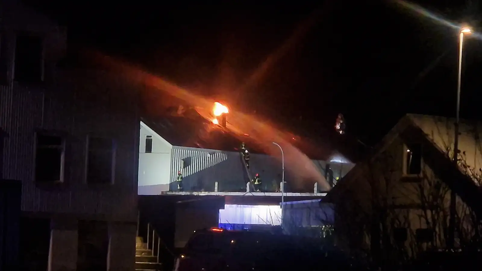 Enn verið að slökkva glæður á Siglufirði