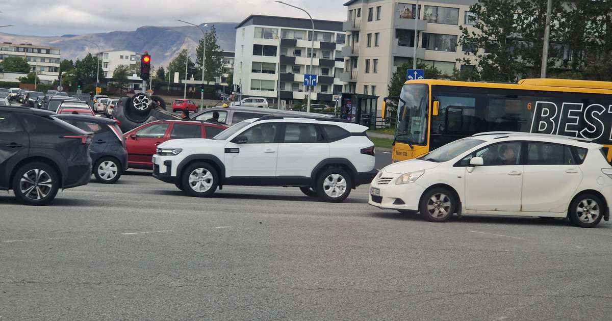 Dachowanie na skrzyżowaniu Miklabraut i Háaleitisbraut - RÚV.is