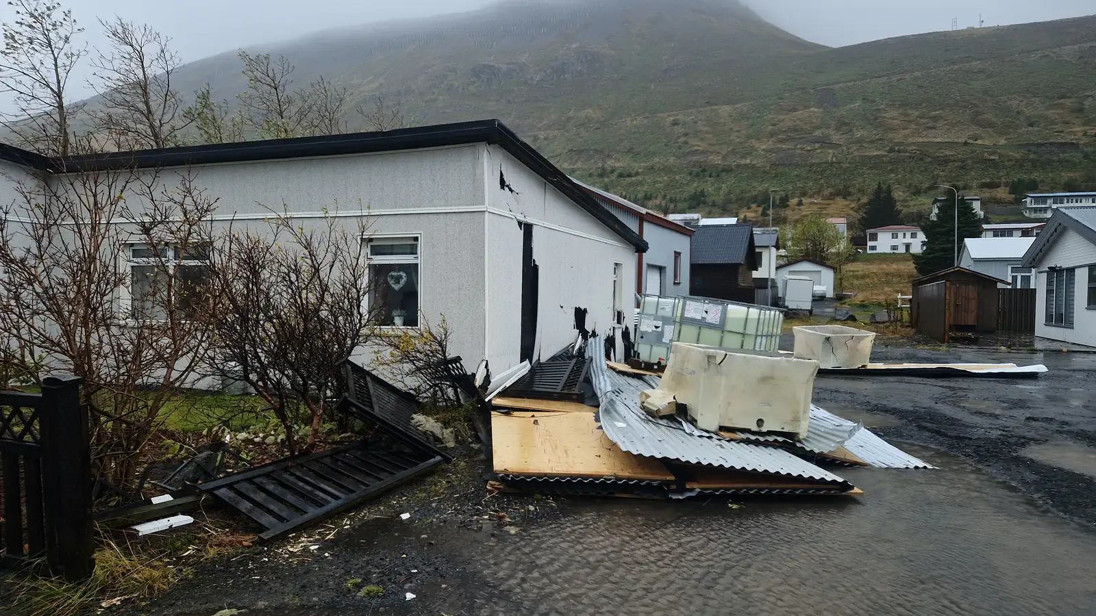 Skoða hvort gul viðvörun hafi verið vanmat á stormi sem reif upp húsþök