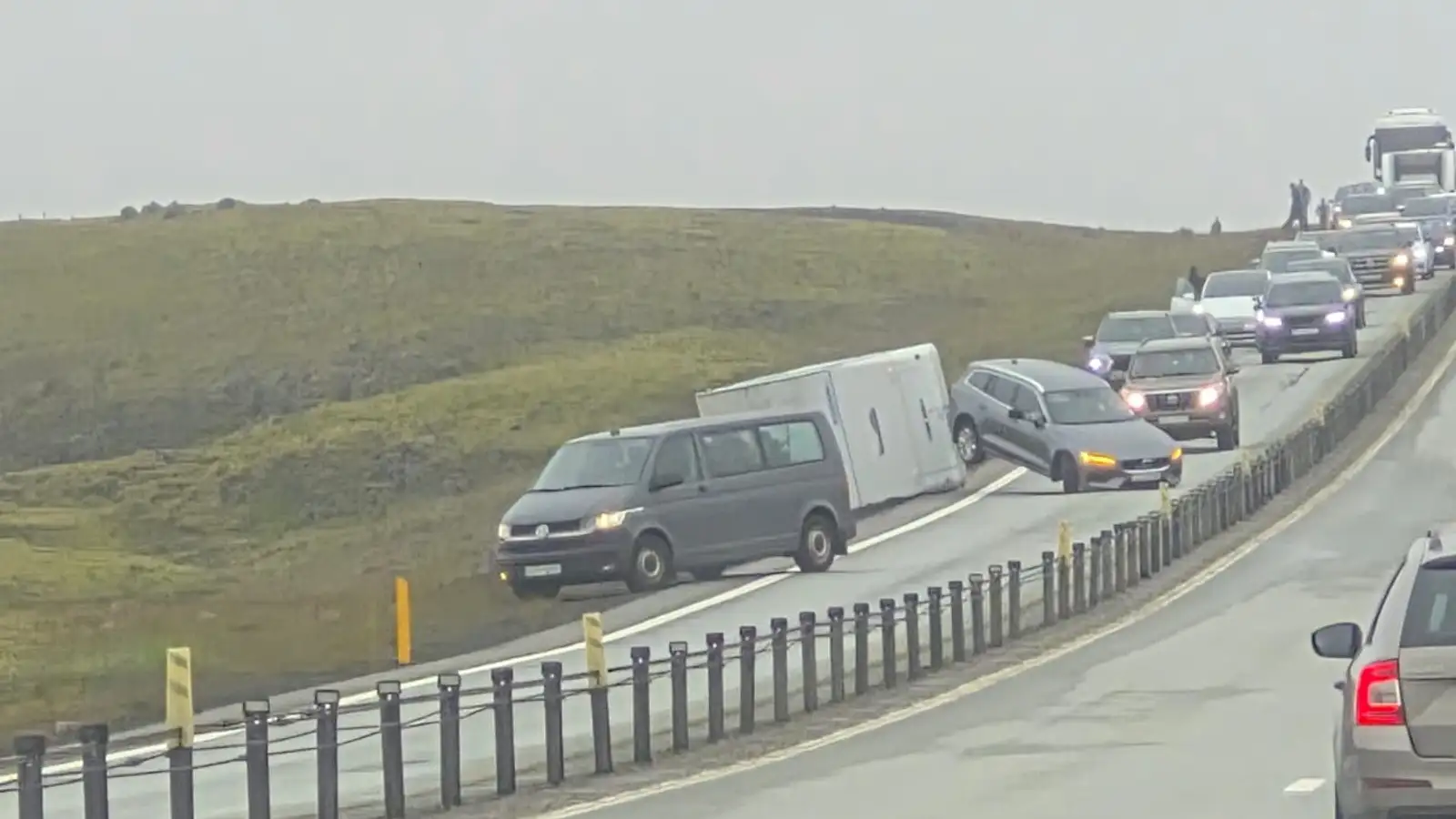 Miklar umferðartafir á Hellisheiði og Holtavörðuheiði