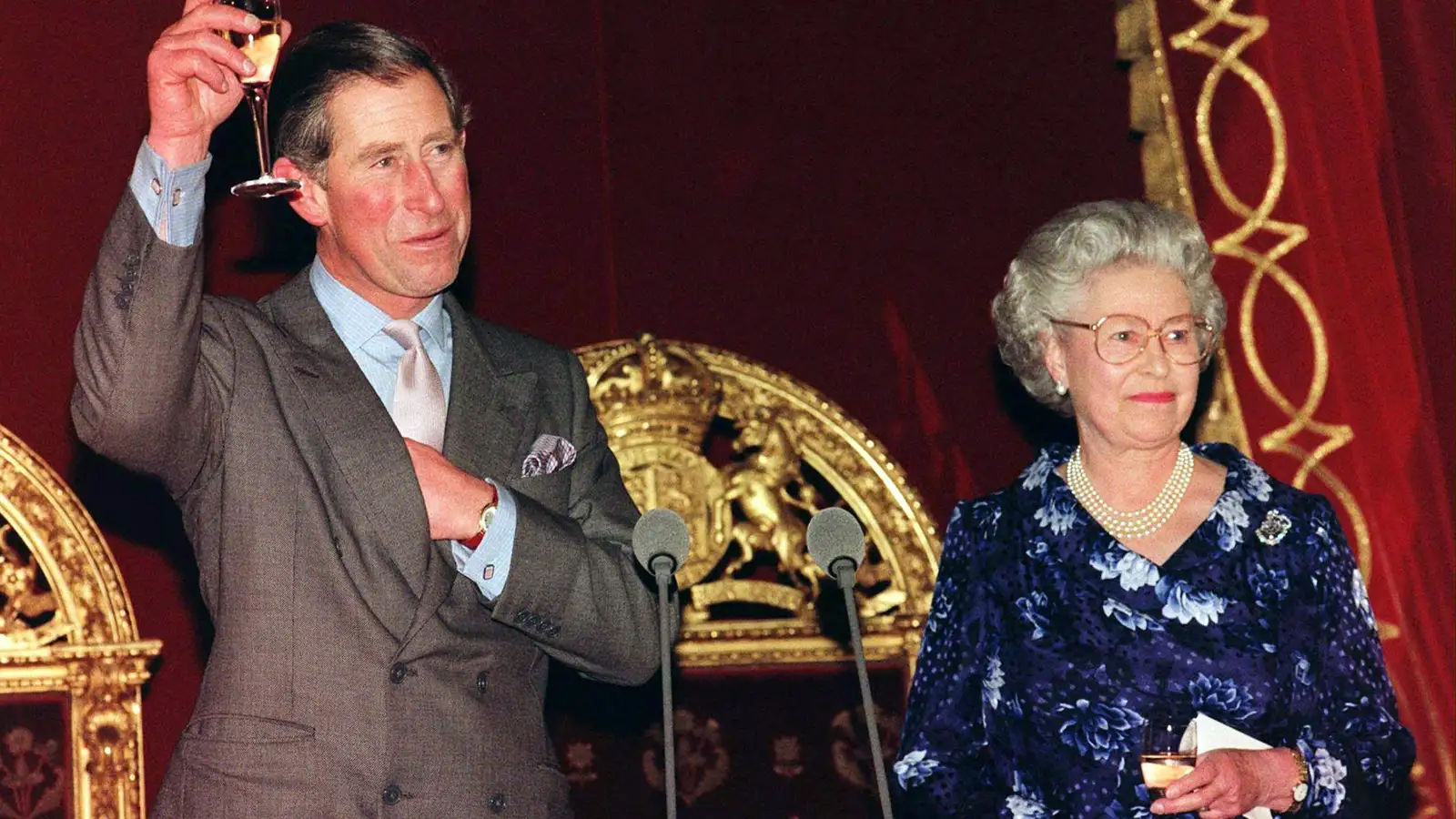 „Elsku mamma“ — Karl konungur minnist móður sinnar þegar 100 ár eru liðin frá fæðingu hennar