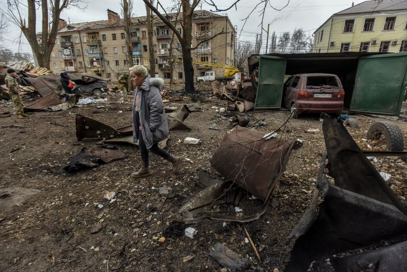Kona gengur um innan um brak eftir eldflaugaárás Rúss á bæinn Konstyantynivka í Donetsk héraði, austanvert í Úkraínu 28. janúar 2028. Þrír óbreyttir borgarar fórust í árásinni og minnst tveir særðust samkvæmt upplýsingum Pavlos Kyrylenko, sem fer fyrir stjórn á svæðinu.