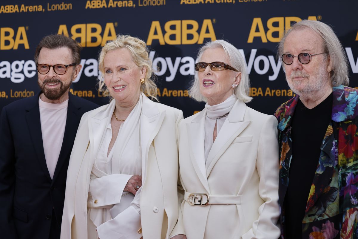 瑞典乐队 ABBA 的成员 Björn Ulvaeus、Agnetha Fältskog、Anni-Frid Lyngstad 和 Benny Andersson 在 2022 年伦敦 ABBA Voyage 展的红地毯上。