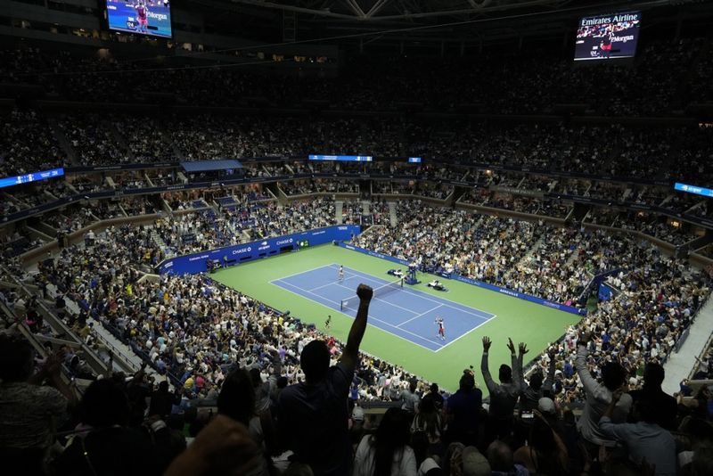 Áhorfendur fagna sigri Carlos Alcaraz í undanúrslitum opna bandaríska meistaramótsins í tennis árið 2022.