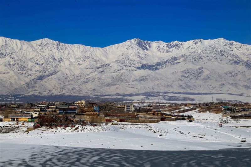 Miklar vetrarhörkur geisuðu í Afganistan um miðjan janúar 2023 og urðu minnst 70 manns til bana. Þessi mynd er tekin í útjaðri höfuðborgarinnar Kabúl.