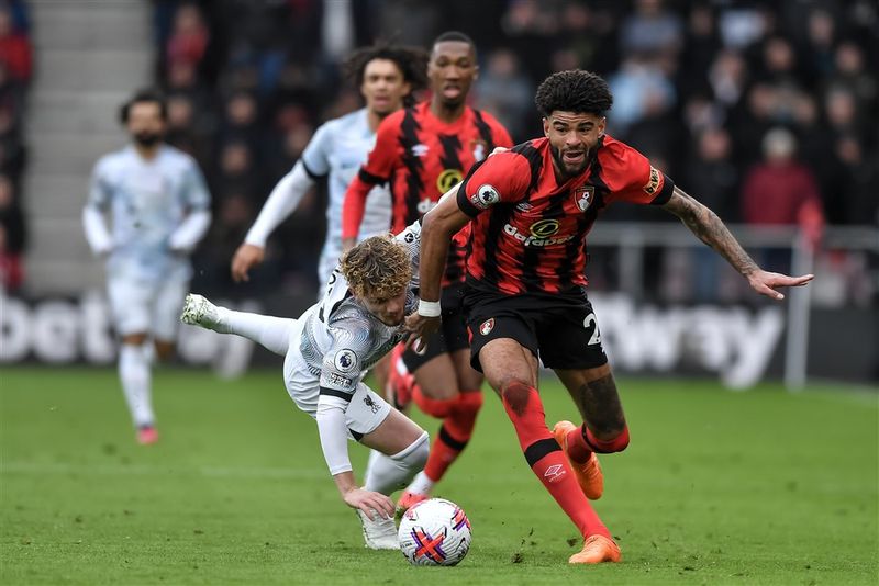 Philip Billing, leikmaður Bournemouth í barráttunni við Harvey Elliot, leikmann Liverpool.