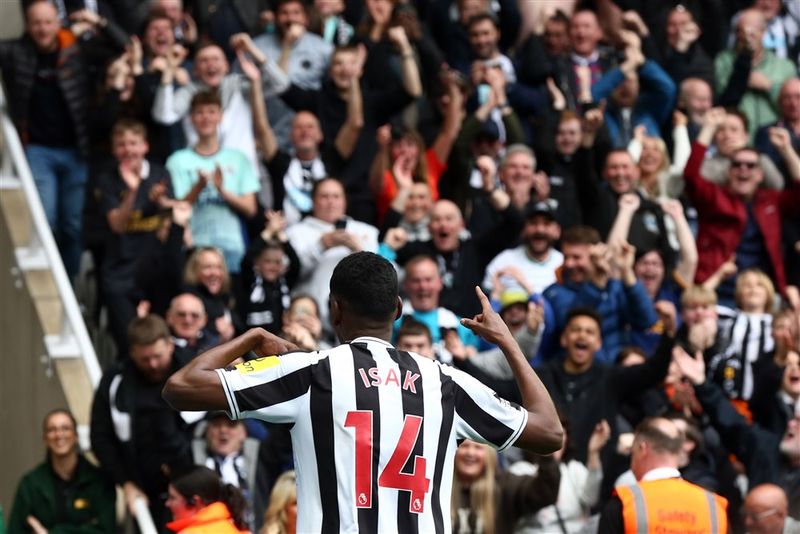 Alexander Isak fagnar einu af tveimur mörkum sínum í 6-1 sigri gegn Tottenham í dag.
