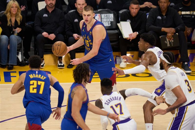 Nikola Jokic leikmaður Denver Nuggets í höggi við tvo leikmenn LA Lakers í þriðja deild liðanna um sæti í úrslitum NBA deildarinnar bandarísku, 20. maí 2023. Nuggets sigruðu í þriðja leik liðanna 109:109 í Crypto.com höllinni í Los Angeles.