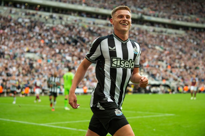 Harvey Barnes brosir í átt að áhorfendum er hann fagnar marki sínu fyrir Newcastle í ensku úrvalsdeild karla í fótbolta.