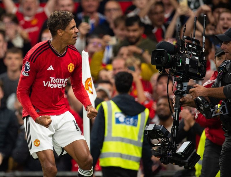 Raphael Varane, leikmaður Manchester United, fagnar marki sínu gegn Wolves í ensku úrvalsdeildinni í fótbolta.