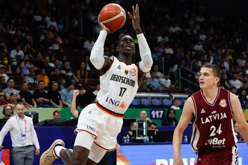 Dennis Schröder í þýska karlalandsliðinu í körfubolta sækir á körfuna í leiknum við Lettland í 8-liða úrslitum HM 2023.
