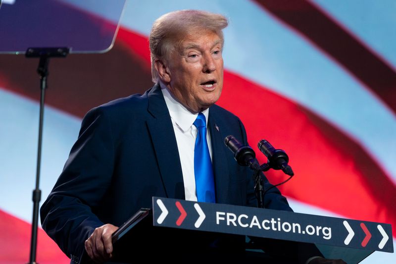 Donald Trump, fyrrverandi forseti Bandaríkjanna, í ræðupúlti á fundi.