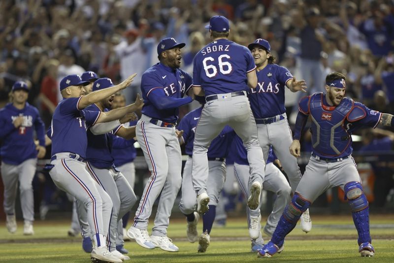 Leikmenn Texas Rangers fagna sigri í World Series í hafnabolta 2023.
