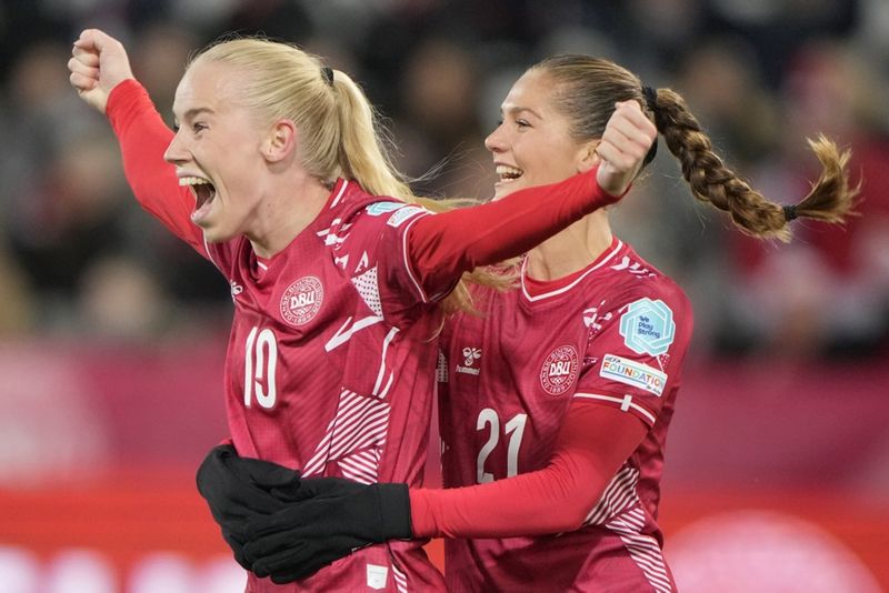 Fótboltakonan Amalie Vangsgaard fagnar marki sínu gegn Wales í Þjóðadeildinni í október 2023 ásamt liðsfélaga sínum, Mille Gejl.