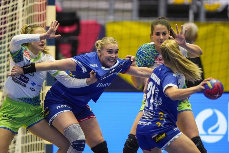 Úr baráttunni í leik íslenska landsliðsins í handbolta á HM 2023 gegn Slóveníu