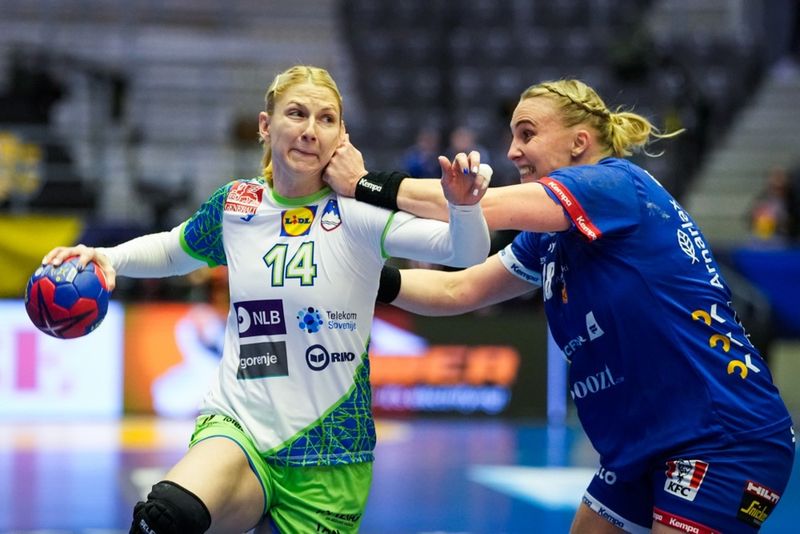 Úr leik Slóveníu og Íslands á HM kvenna í handbolta 2023.