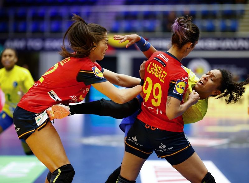 Spænska vörnin tekur harkalega á brasilískum sóknarmanni á HM kvenna í handbolta 2023.
