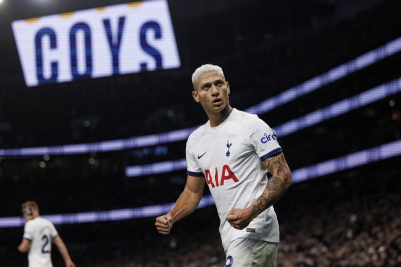 Knattspyrnumaðurinn Richarlison fagnar marki sínu fyrir Tottenham gegn Newcastle í ensku úrvalsdeildinni í desember 2023.