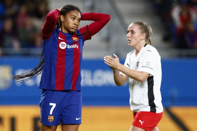 Fótboltakonan Salma Paralluelo í leik með Barcelona gegn Rosengard í Meistaradeild Evrópu. Í bakgrunni sést íslenska landsliðskonan Guðrún Arnardóttir.
