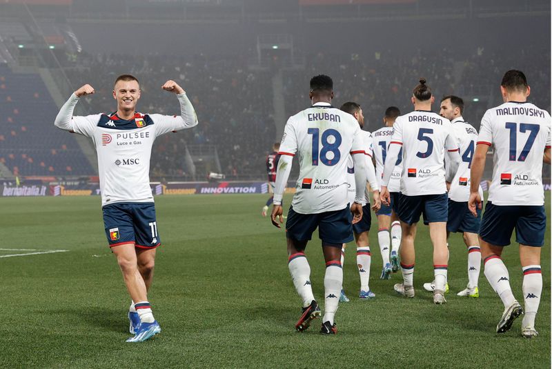 Albert Guðmundsson, leikmaður Genoa, fagnar eftir að hafa skorað gegn Bologna í ítölsku úrvalsdeildinni í fótbolta.