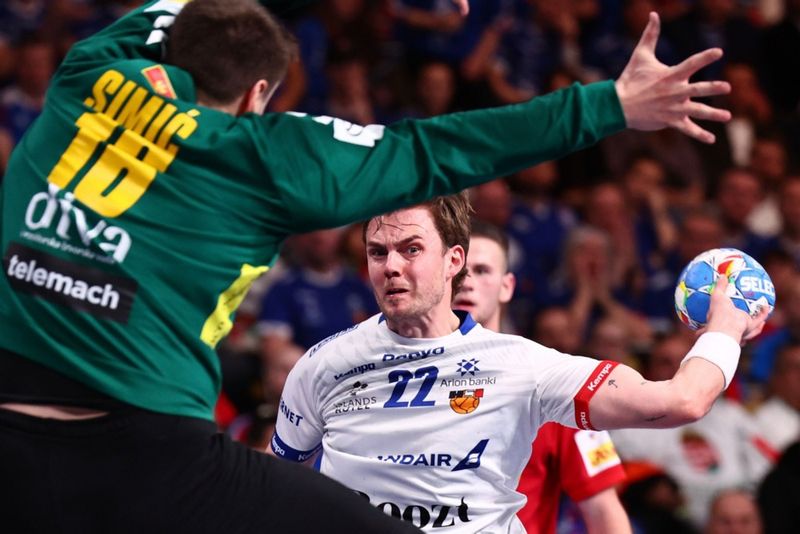 Úr leik Íslands og Svartfjallalands á EM karla í handbolta.
