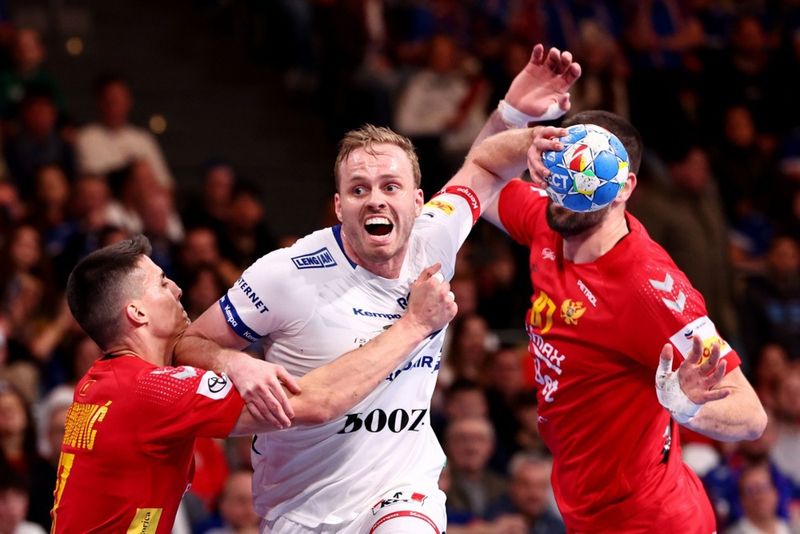 Úr leik Íslands og Svartfjallalands á EM karla í handbolta.