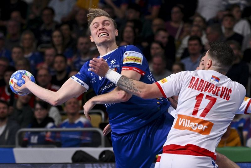 Gísli Þorgeir Kristjánsson sækir að marki Serbíu á EM 2024 í handbolta.