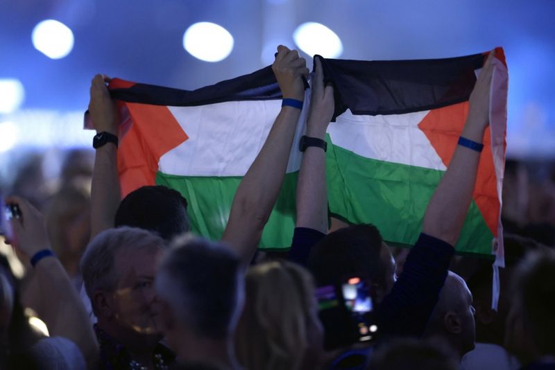 Áhorfendur í tónlistarhöllinni í Malmö halda uppi palestínska fánanum.