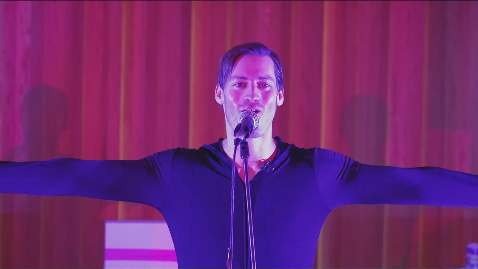 Braust úr einmannaleika með aðstoð sánu og tónlistar